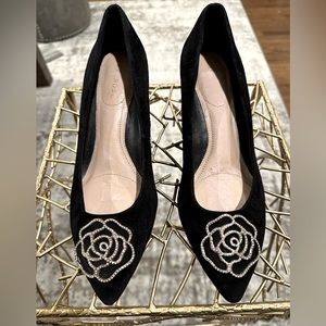 Taryn Rose black leather suede pumps with rhinestone rose size 7.5